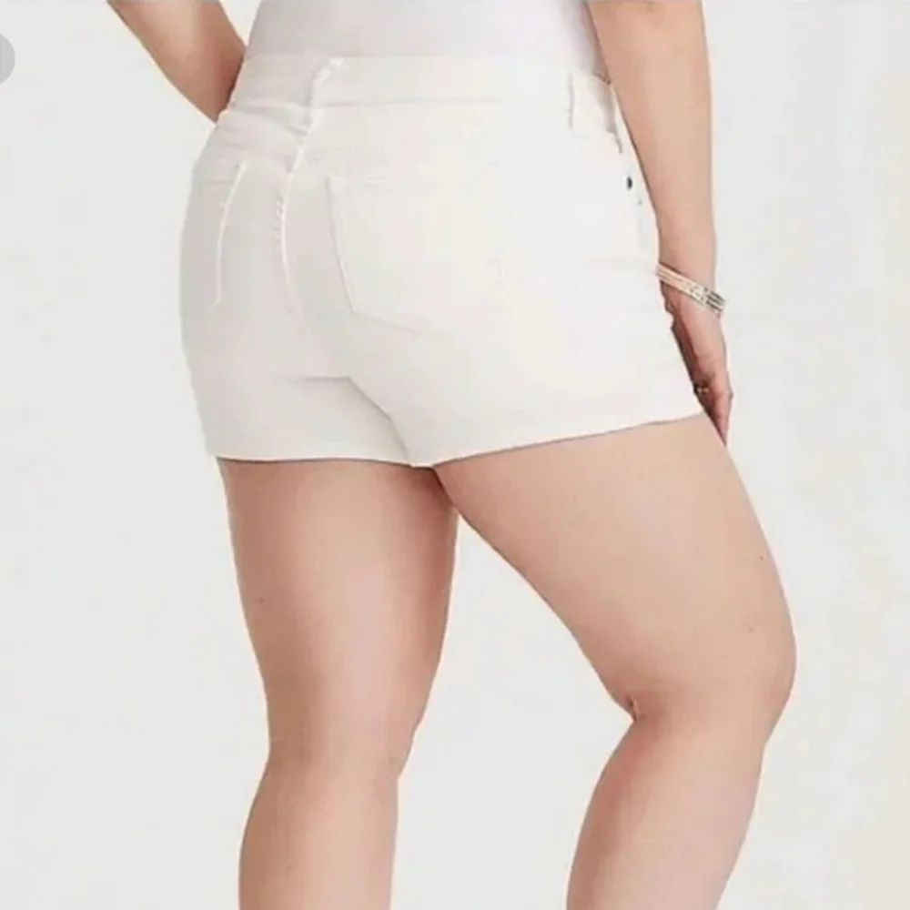 Torrid White Denim Jean Shorts Size 26 NWT Whip Stitch Pockets Trendy 2026 Denim